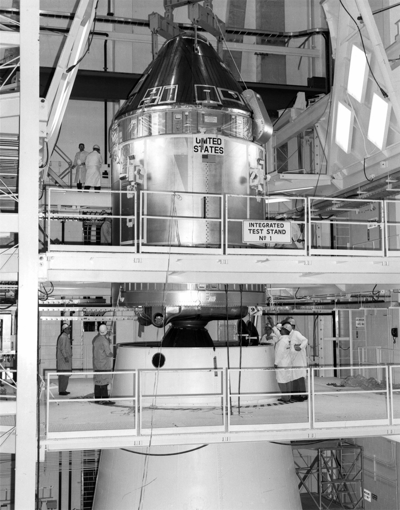 Illustration for article titled Amazing photos from NASA's vaults show how they assembled Apollo 11